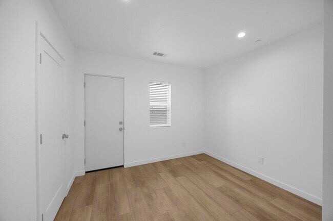 Building Photo - 308 N Catalina Ave