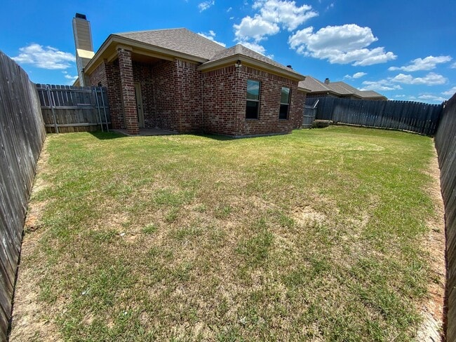 Building Photo - 4 Bedroom Single Family Home:  Available Now!