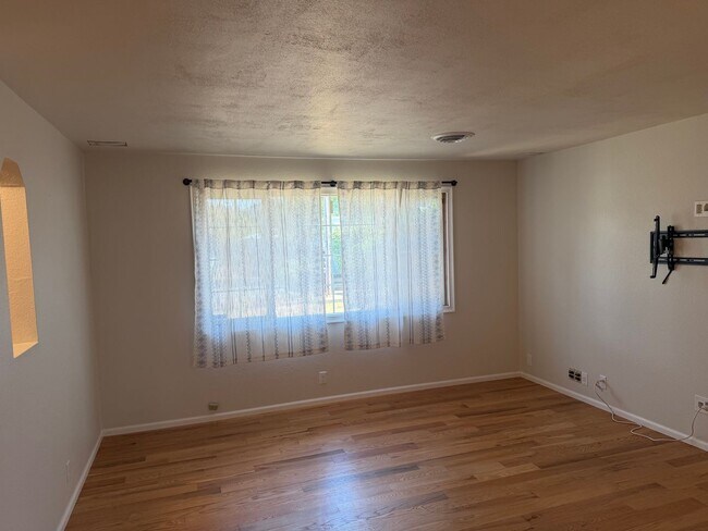 Building Photo - Updated 3-bedroom, 2-bathroom house in desirable Thurston neighborhood!