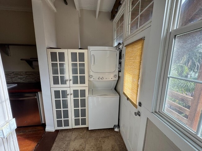 Building Photo - 279 1/2 Clinton Park