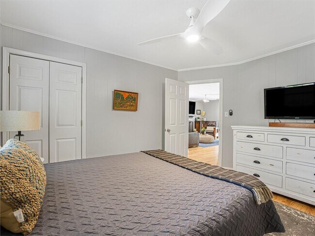 Building Photo - 6265 Lakeview Dr