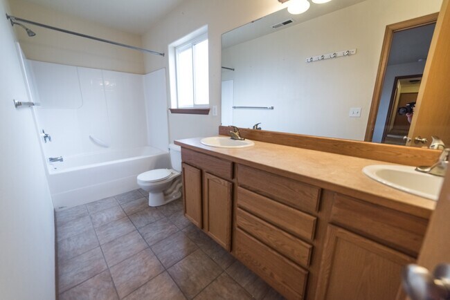Building Photo - 4 Bedroom 2 Bath Home for Rent