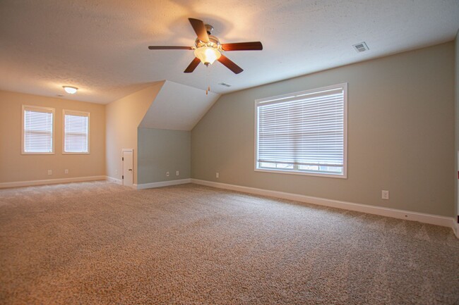 Building Photo - Pet Friendly Four Bedroom with Bonus!