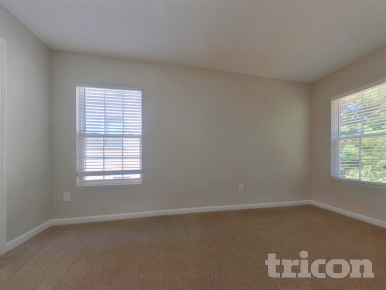 Building Photo - 401 Silver Spring St