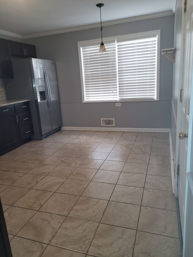 Building Photo - Beautiful 3 Bedroom Duplex