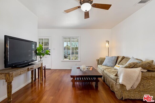 Building Photo - 7236 Encino Ave