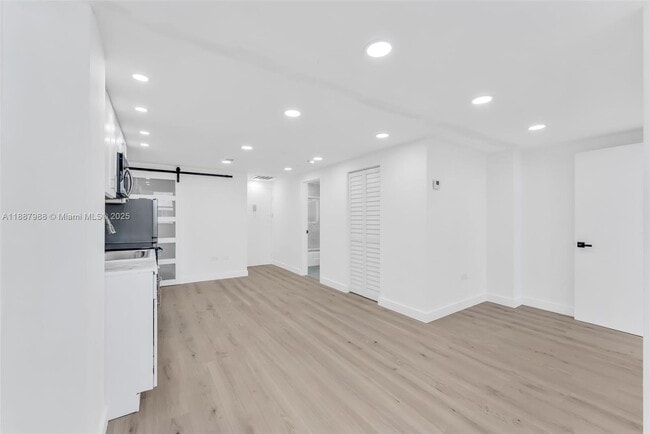 Building Photo - 801 Brickell Bay Dr