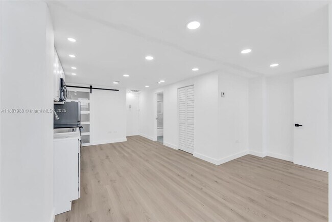 Primary Photo - 801 Brickell Bay Dr