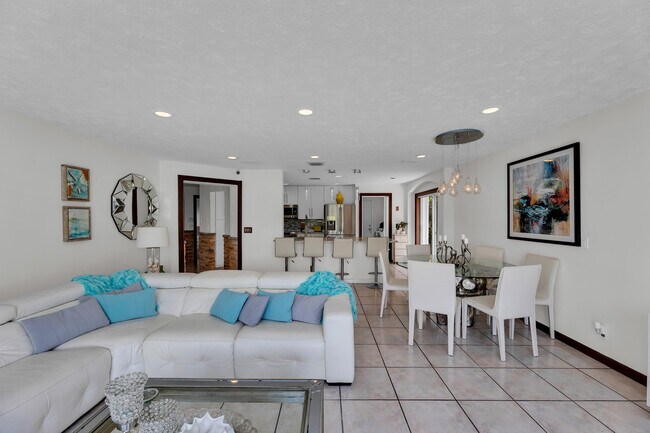 Building Photo - 6362 Brava Way