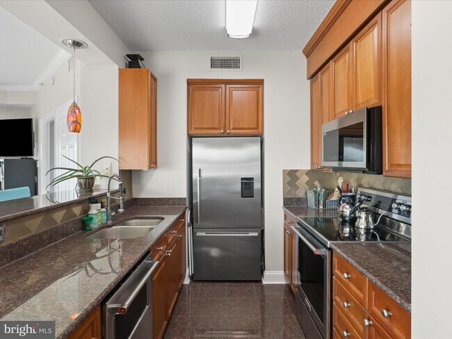 Building Photo - 3101 N Hampton Dr