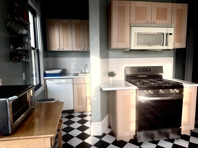 Building Photo - 388 Meridian St