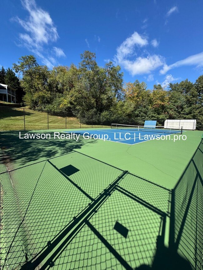 Building Photo - Two Bedroom Condo w/ Updated Kitchen in Hunting Hills