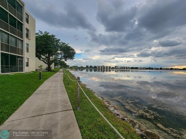 Building Photo - 110 Lake Emerald Dr