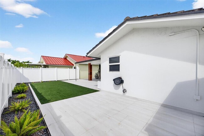 Building Photo - 13280 SW 39th Terrace