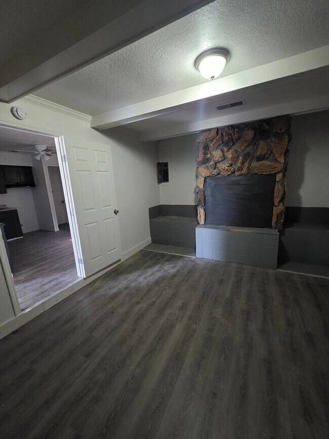 Building Photo - LIMITED TIME**1/2 OFF DEPOSIT**