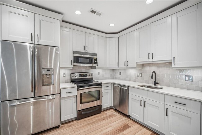 Building Photo - Modern 2BR 2BA Apartment in Columbia Heights