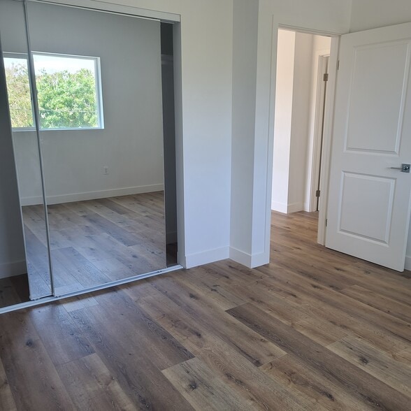Large Closets - 13826 Bessemer St
