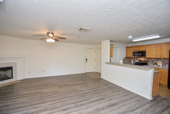 Building Photo - 8051 Bay Branch Dr