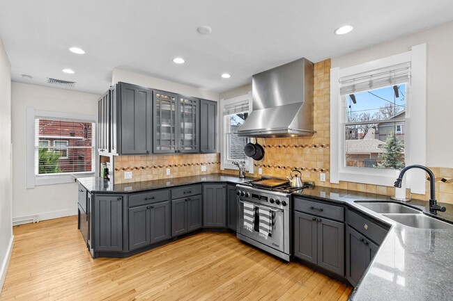 Building Photo - Gorgeous Washington Park Bungalow!