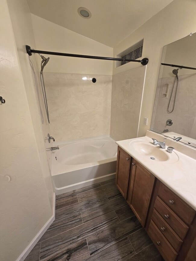 Building Photo - Beautiful 3 bedroom, 2 bath Home available