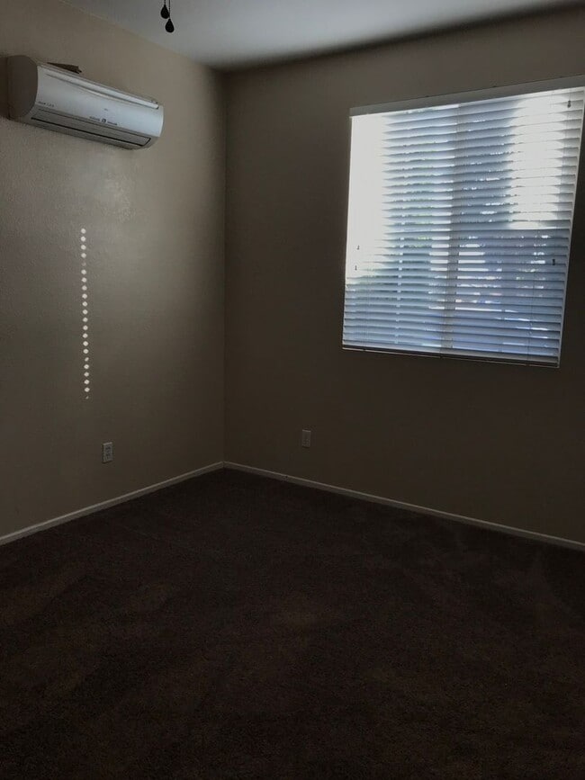 Building Photo - 3 BEDROOM VICTORVILLE HOME IN SPRING VALLE...
