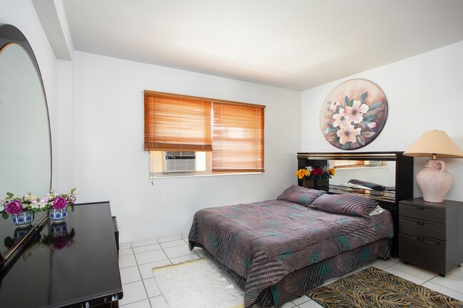 Building Photo - 3 bedroom 2 Bathroom Furnished Condo
