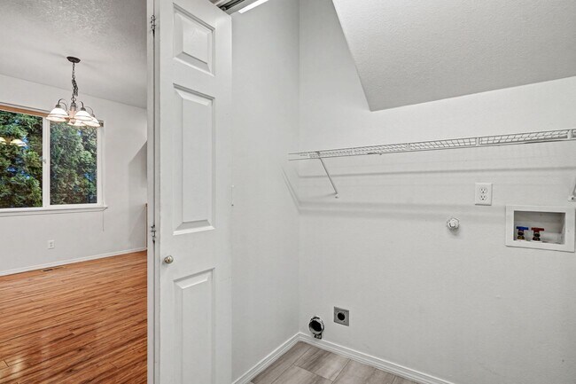 Building Photo - Two-Story 3 bed, 2.5 bath Home in East Salem with Large Bonus Room!