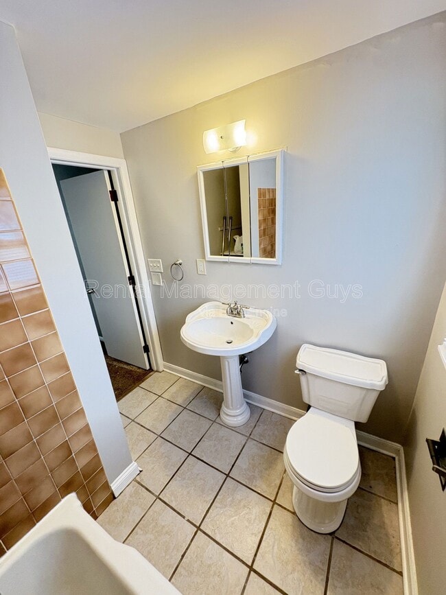 Building Photo - 3546 N Vincent Ave