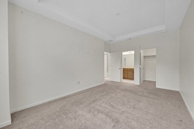 Building Photo - $2,250 - 2 Bed,1 Bath, Updated townhome in...