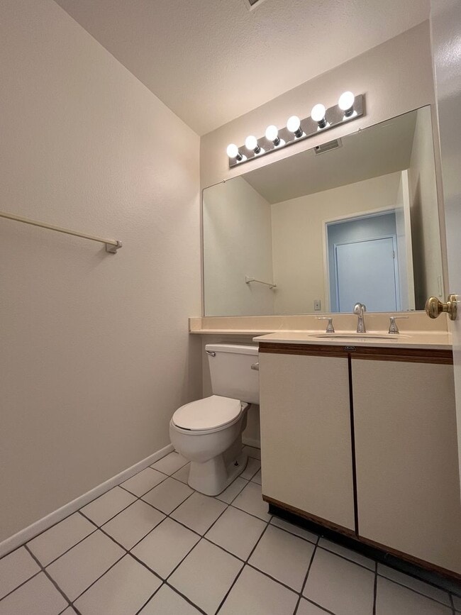 Building Photo - MOVE-IN READY 4+2.5 w/family room + large primary suite!