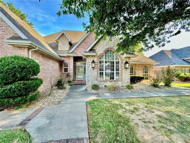 Building Photo - Prime Location 4 Bedroom 3 1/2 bath 2 garages!