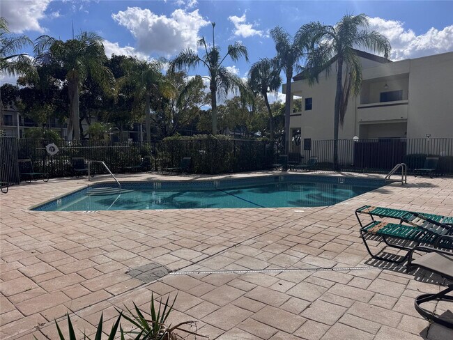 Building Photo - 1417 Avon Ln