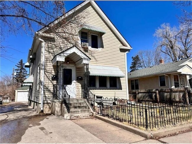 Building Photo - 947 6th St E