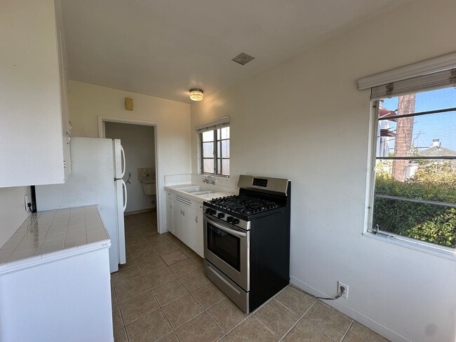 Building Photo - Riviera 1 Bdrm with City Views!