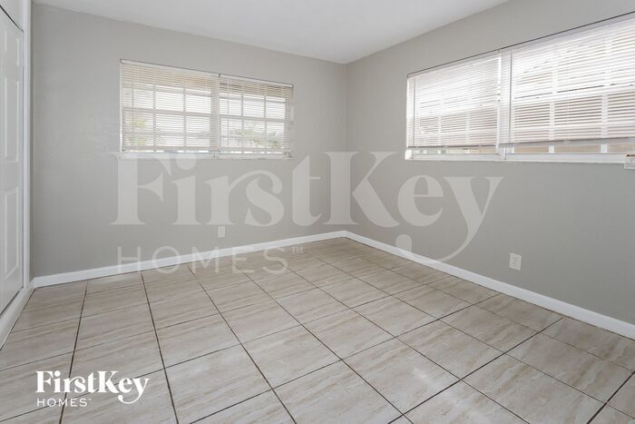 Building Photo - 4962 Pineaire Ln