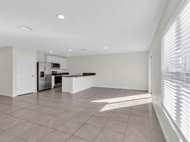 Building Photo - Beautiful 4 bedroom 2 bathroom Single Family House! Like new!