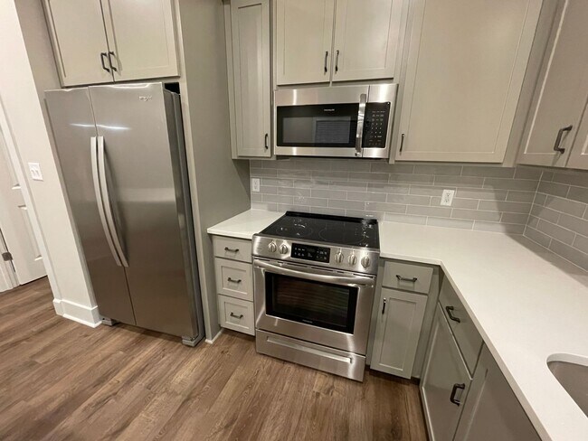 Building Photo - Savannah Square - 3BR/3BA For Rent