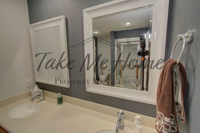 Building Photo - 3 Bedroom 2.5 Baths in Kickapoo District!