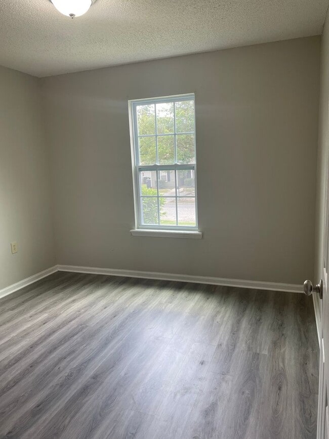 Building Photo - Beautiful 3 Bedroom 2 Bath Home