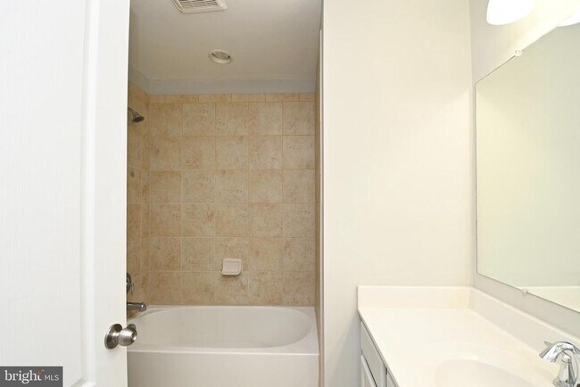 Building Photo - 11177 Southport Pl