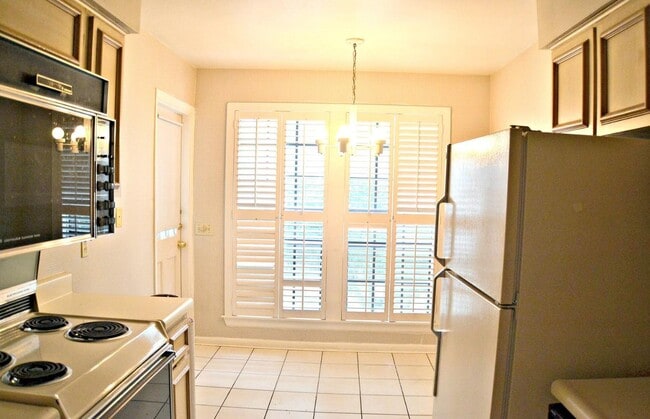 Building Photo - 165 W Rampart Dr