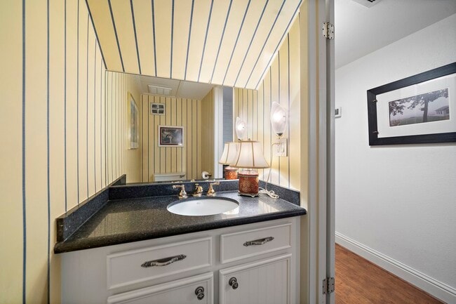 Building Photo - 8944 Chatsworth Dr