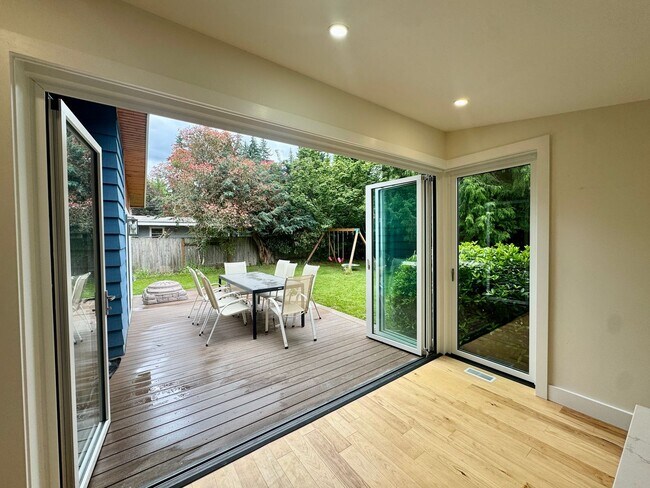 Building Photo - Fantastic Rambler in Lake Hills with A/C!