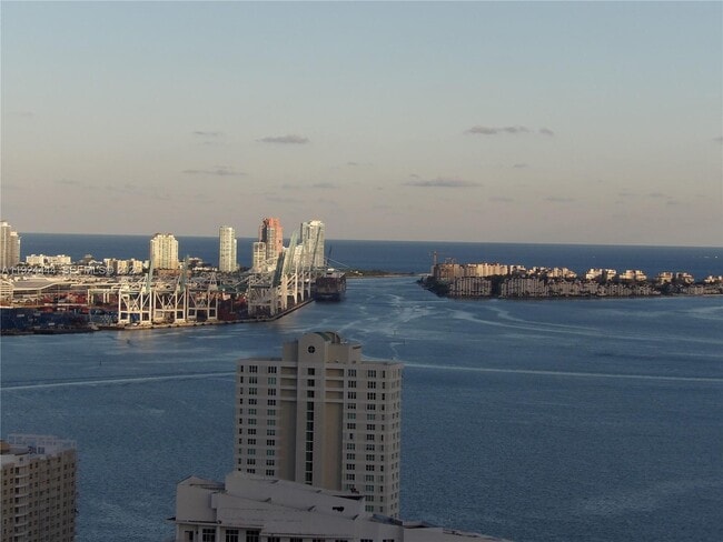 Building Photo - 950 Brickell Bay Dr