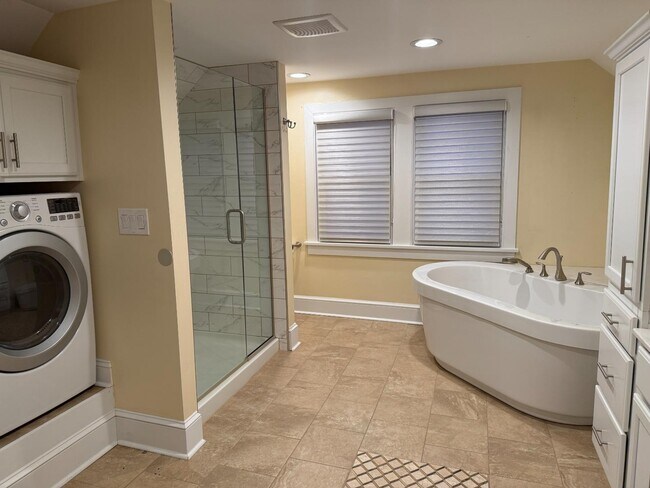 Building Photo - 146 E Park Dr