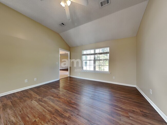 Building Photo - 420 Roberts Way