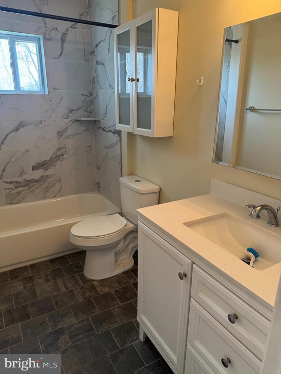 Building Photo - 422 Kansas Rd