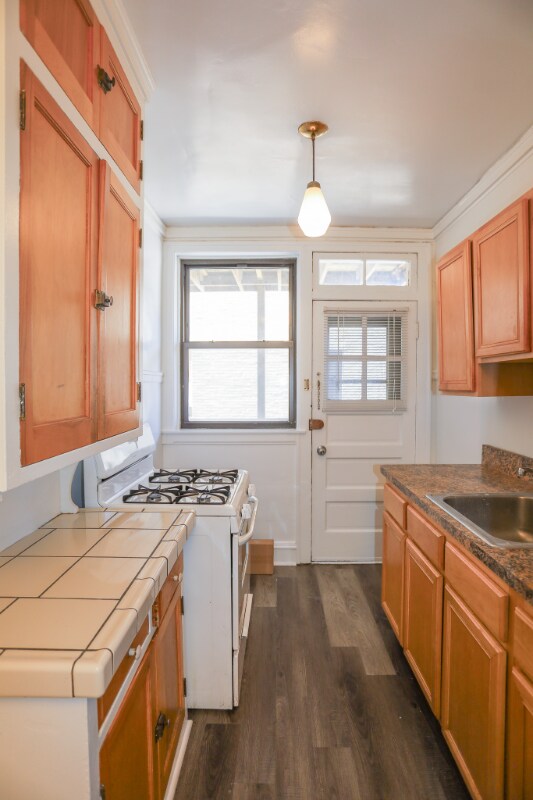 Building Photo - 2402 W Lunt Ave