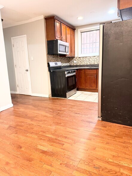 Building Photo - 1135 E 84th St