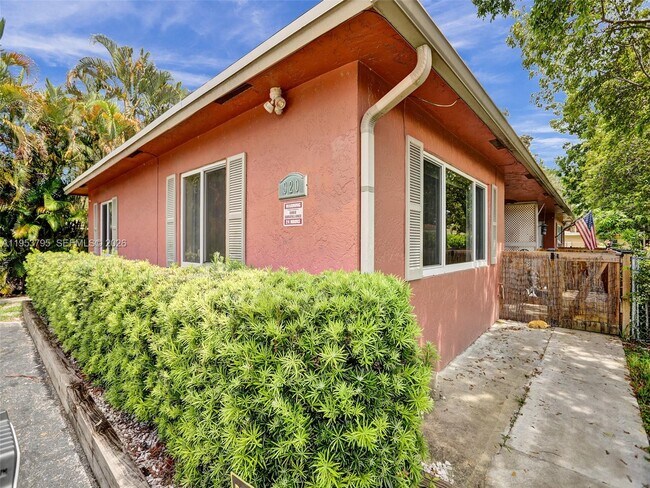 Building Photo - 920 SW 28th St